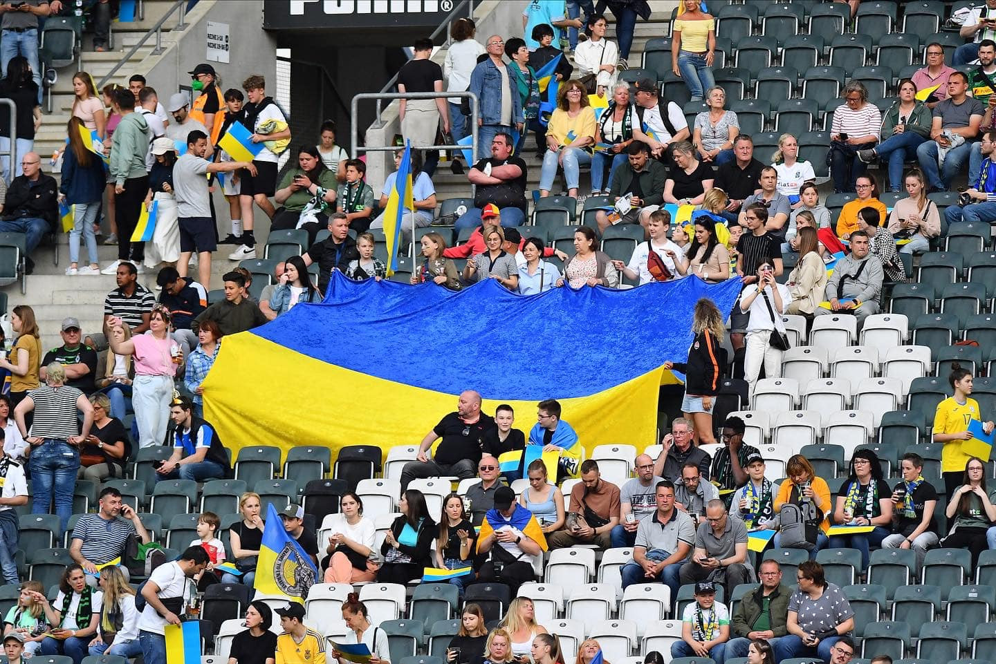 Прапор України на матчі збірної фото УАФ