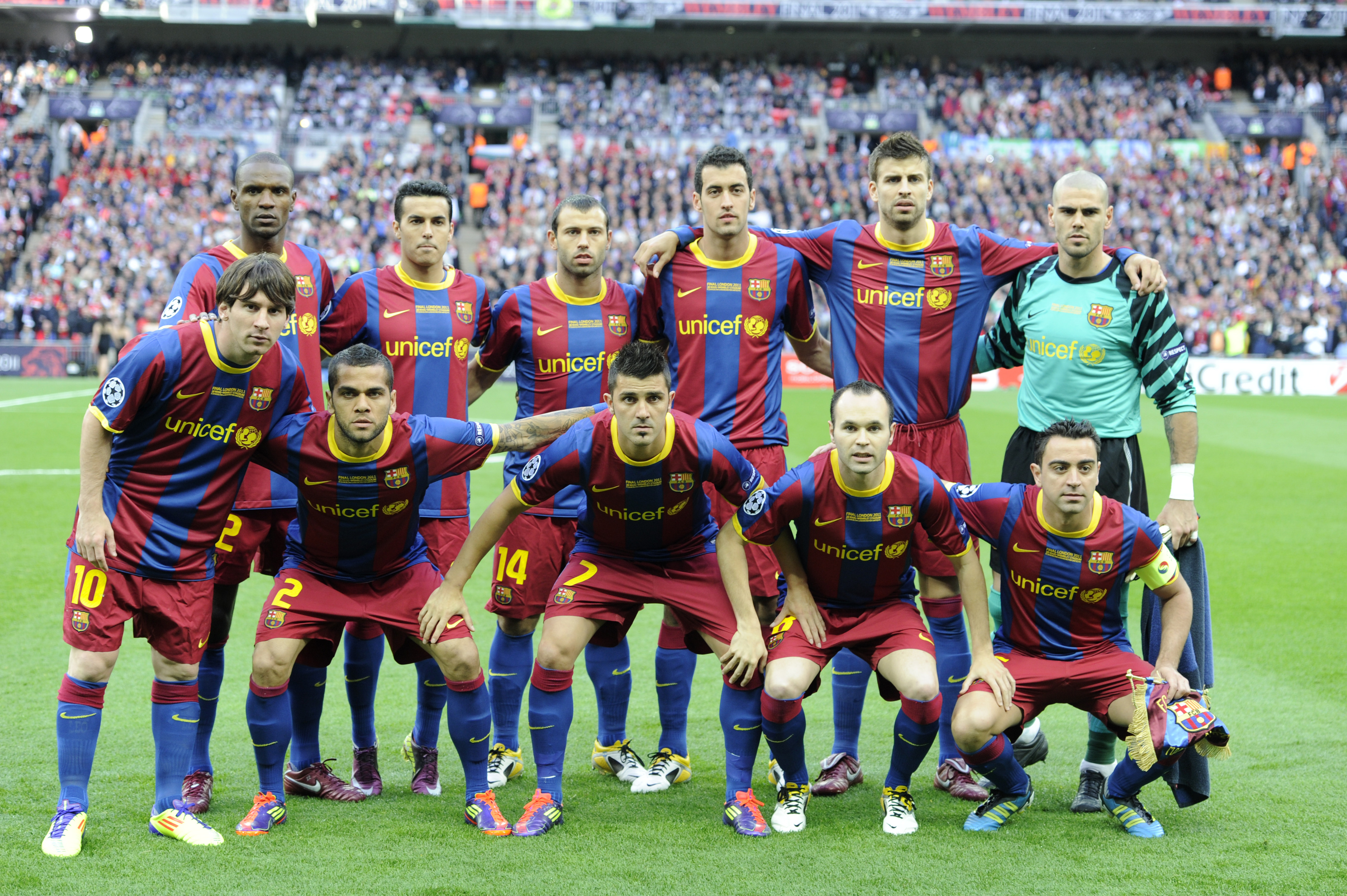 Самые сильные футбольные. Барселона команда. Барселона 2011 команда. Барселона команда 2002. Барселона лига чемпионов 2011.