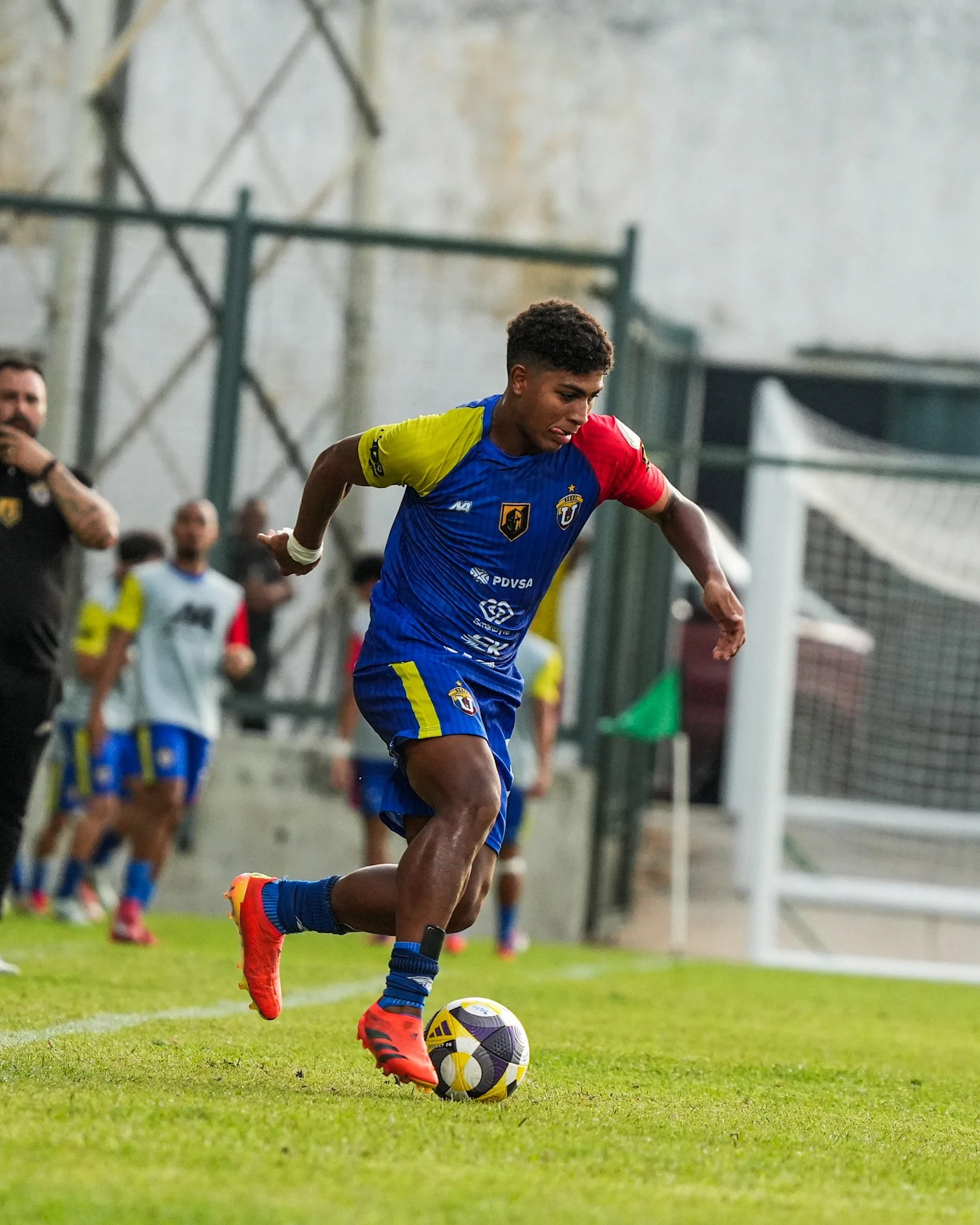 Роман Девіс